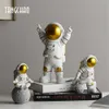 Objets TANGCHAO Décor Résine Astronaute Figurines Sculpture Décoratif Spaceman Avec Lune Modèle Ornement Décorations Pour La Maison Statue 0930