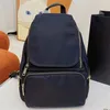 Reylon Medium Backpack Saffiano Details Designer School Tassen Drawing Sluiting Flap Koeler Dameshoens rugzakken Stijl met metalen hardware-portemonnees