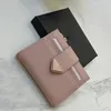 Small Saffiano Leather Wallet Credit Card Slots Bill Fack Document Pocket Emaljerad metall Triangel Logo Lokaler Hårdvara Luxur Designer Purse C2T6#