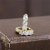 Clip d'oreille à vis RandH 3,5 mm 0,17 CT chaque coupe ronde 3 pierres Moissanite Clip d'oreille Or jaune 18 carats Boucles d'oreilles délicates pour femme Couleur D Mois