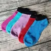 Meias de tornozelo multicoloridas com etiquetas de papelão esportivas líderes de torcida preto rosa meias curtas meninas mulheres algodão meias esportivas skate sne4487651