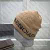 여성을위한 따뜻한 브랜드 비니 남성 겨울 디자이너 니트 모자 고급 비니 스트리트 모자 보닛 검은 흰색 두개골 모자
