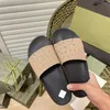 Herrdesigners glider kvinnors tofflor mode lyxiga blommiga tofflor läder gummi lägenheter sandaler sommar strandskor loafers växlar bottnar skjutreglage