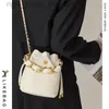 2022 Luxury Vintage Bucket Crossbody Bag Women Brand Chain Flower Metal Small Messenger Bag Kvinnlig mode axelväska W220812