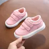 Barn sneakers flickor tränare pojkar skor barn läder vit svart skola som kör rosa sport flexibel sula 220811