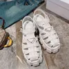 Designer feminino sandálias Plataforma de borracha de borracha desliza triangle metal chinelos retrô mocassins redondos com caixa