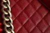 10A 탑 티어 미러 품질 럭셔리 디자이너 중간 캐비어 보이 가방 25cm 핸드백 여성 진짜 가죽 양가죽 퀼트 지갑 가방 블랙