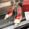 Marka Kadınlar Sandalet Perçin Yüksek Topuklu 8cm Stiletto Kırmızı Düğün Gelin Ayakkabı Deri Metal Toka Tek Perçin Noktalı Seksi Ayakkabı