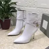 Mode auf höchstem Niveau, Vorhängeschloss-Dekoration, Kalbsleder, Stiefeletten, Schuhe mit seitlichem Reißverschluss, spitze Stilettos, kurze Stiefel, Laufsteg, Luxus-Designer-Schuh, Damenfabrik, Schuhbox