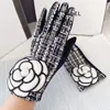 Merkontwerper Winterhandschoenen Warm plus fluweel dikker touchscreen Cashmere wanten Grid Big Flower Gloves voor damesinvierno 220816876466