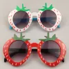 Новые детские милые мультяшные солнцезащитные очки для мальчиков и девочек, милые декоративные солнцезащитные очки в виде клубники, детские модные солнцезащитные очки