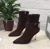 Mode haut de gamme Décoration de cadenas Bottines en cuir de veau Chaussures zippées latérales pointues Stiletto Bottes courtes Run Way Designers de luxe Chaussures Femmes Boîte de chaussures d'usine