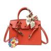 Bag weiblich 2023 Neues Litchi -Muster tragbares Bag Temperament Lock Messenger Geldbörsen