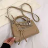 女性のハンドバッグ2023秋と冬の新しいスタイルのデザイン刺繍パールチェーンポータブルスモールスクエアバッグクリアランスセール