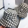 Ny designer fibula höst vinter kvinnor houndstooth hink hattar mode hatt damer pläd elegant stor rand caps brev grossist y220818