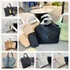 ICARE MAXI QUILTED LAMBSKON TOTE : 황동 하드웨어 및 대용량을 가진 여성용 고급 쇼핑백