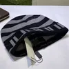 Mens Tasarımcı Beanies Kış Casquette Kadınlar Örme Kapaklar Bonnetler Lüks Mektup Kaşmir Kova Kovası Şapkalar Yün Kapağı Beanie Sıcak Bonnetler F Cap 2208184D