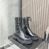 2022 Designer Kvinnor Ankelst￶vlar Sm￥ doft Lace-Up Platform Martin Boots Classic Black White Leather Color Matching Booties Knight Bootie