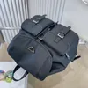Nylon ryggsäck klassisk svart axelväska unisex handväska resande väskor triangel tecken flera fickor högkvalitativ vanlig sträng 253c