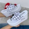 22gg نساء جديدات النعال الأوتاد الذهب Flip Flops Vacation Female Sandals Ladies Platform Beach Shoes حجم كبير 43