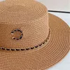 Bai Cheng Summer Womens Designer Straw Hat Fashion Designers Sunhat for Woman Man Brand Chain Flat Bucket Hats Casquette Grass Braid Sun Hat 2色