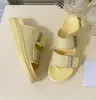 2022 Designer Luxo Sandals de borracha preta de chinelos híbridos redondos silhuetos de tampa de tamanho grande híbrido hardware de prata hardware feminino sapatos femininos