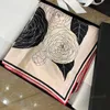 Sciarpe Sciarpe di fiori rosa Sciarpe firmate Moda Sciarpa di seta di qualità originale Piegatura a mano Copricapo Fazzoletto di lusso camelia classico all'ingrosso