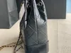 Top Tier 10A Espejo Calidad Lujos Diseñadores Pequeño Hobo Mochila Bolsa Mujer Bolso de cuero real Cuero de vaca arrugado Acolchado Negro 286w