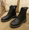 2022 diseñador de lujo Moda Martin Boots Piel de vaca de nivel superior Knight Boot cordones Apertura de cremallera ajustable Black Women Outdoor Bootie