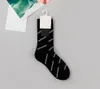 Luxe Hommes Femmes Chaussettes Designer Bas Classique Lettre Confortable Coton Respirant Nouvelle Mode 8 Types De Liberté De Couleur