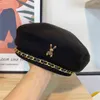 Bai Cheng 2022 Moda Tasarımcısı Beret Kadın Kaşmir Şapkalar Zincir Bere Kapağı Lady Dış Mekan Sıcak Kış Rüzgar Geçirmez Tatil Bonnet Kapakları