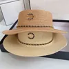 Bai Cheng Summer Womens Designer Straw Hat Fashion Designers Sunhat for Woman Man Brand Chain Flat Bucket Hats Casquette Grass Braid Sun Hat 2色