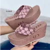 22GG NUOVE Pantofole da donna Zeppe dorate Infradito da vacanza Sandali piatti da donna Scarpe da spiaggia con plateau da donna Taglia grande 43