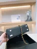 Top -Qualität Crossbody Designer -Taschen luxuriöser kleiner 25 -cm -Mode -Taschen -Schulter -Designerinnen Frauen Handtaschen Lämmerleder -Clutch mit Abzeichen Goldkettenklappe Geldbörse Brieftasche