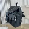 Mochila de nailon Bolso de hombro negro clásico Bolso unisex Bolsas de viaje Signo de triángulo Múltiples bolsillos Cadena lisa de alta calidad 232z