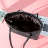 Брендовая дизайнерская большая сумка женская осень 2022 года новая универсальная ручная модная сумка через плечо интернет-знаменитость подмышечная сумка большой емкости пригородный мессенджер 8884