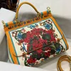 Frauen Handtasche Blumen bedruckte Umhängetasche echte Leder -Crossbody -Taschen Retro -Buchstaben abnehmbar verstellbare Gurtklappe Lady Tote H331a