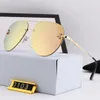 Gafas de sol de diseñador de marca a la moda para mujer, gafas de sol pequeñas con remaches de colores para mujer, gafas de viaje para exteriores para hombre UV400