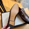 Formgivare med casual skor Slide l￤der Gr￶n brun lyxiga m￤ns formella kostym patent l￤der kl￤nningskor icke-halk br￶llop professionella herrskor
