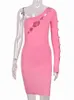 Mozision Hollow Out One Shoulder Mini Dress Women Sexig full ärm Oregelbunden rygglös kroppskonklänningar Kvinnlig Fashion Pink Dress T220819