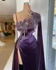 Moderne lila Abendkleider, One-Shoulder-Front-Split, A-Linie, formelle Partykleider, maßgeschneidertes Kleid aus Samt mit Applikationen