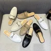 Mode Lyx Damsandaler Platt Läder Högklackat Tofflor Designer Mjuk sula Läder Loafers Muller Anti-halk metallkedja Strandskor Sammet Flip Flop 35-42