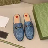 Mode Lyx Damsandaler Platt Läder Högklackat Tofflor Designer Mjuk sula Läder Loafers Muller Anti-halk metallkedja Strandskor Sammet Flip Flop 35-42