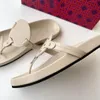 Märke sommarläder kvinnors sandaler kork tofflor casual dubbel spänne clogs strandskor mode trend 60ess