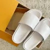 2022 Designer kvinna sandaler mode Strand Tjockbottna tofflor plattform Alfabet dam Sandal Läder Högklackade diabilder