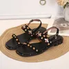 Grad Summer Flat Women Top Heel Sandals Rhinestone Rive Open Toe Wedding Black Nubuck läder Sandal Party Prom Shoes