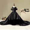 Vestido de niña de las flores negro para bodas Alto bajo fuera del hombro Satén Vestidos De Comunión Vestido de desfile Vestidos de primera comunión BC14272 0821