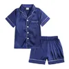 Dzieciowe letnie zestawy piżamowe jedwabne satynowe odzież domowa chłopcy dziewczęta Zestaw Pębamas Bluzka z krótkim rękawem Shorts Sleepwear238u