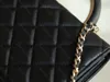 Üst Katman 10A Ayna Kalitesi Lüks Tasarımcılar Mini Saplı Çanta Bayan Gerçek Deri Kuzu Derisi Kapitone Kapaklı Siyah Çanta Omuz Kutusu Çantası Kart Sahibinin Altın Zincirli Cüzdanı