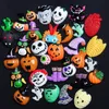 Hot 20 stile Halloween Skull Accessori per scarpe per zoccoli Sandalo Decorazione Resina Horror Croc charms adatti per bracciale Accessori per bracciale Regalo di festa per bambini